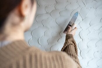 珪藻土は、手間がかかるが、消臭・調湿効果が高いのが特徴だ（出典：PIXTA）
