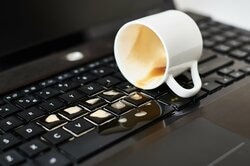 保険会社によっては、コーヒーをこぼしたノート型パソコンも補償の対象に