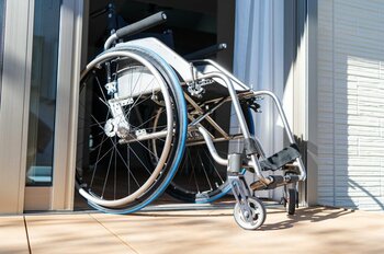 出入り口は、車椅子が通れる幅を確保しよう（出典：PIXTA）