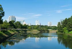 皇居・内堀　緑と青空