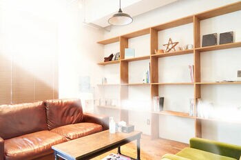 壁面収納でリビングの印象が変わる（出典：PIXTA）