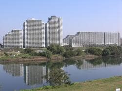 多摩川越しから見た下丸子に立ち並ぶマンション（出典：PIXTA）