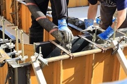 型枠に流し込まれるセメントの様子