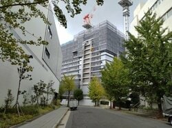 「Brillia Tower 箕面船場 TOP OF THE HILL」現地南西側道路から撮影した本物件（筆者撮影）