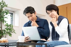 住宅ローンの借り換えに悩む夫婦