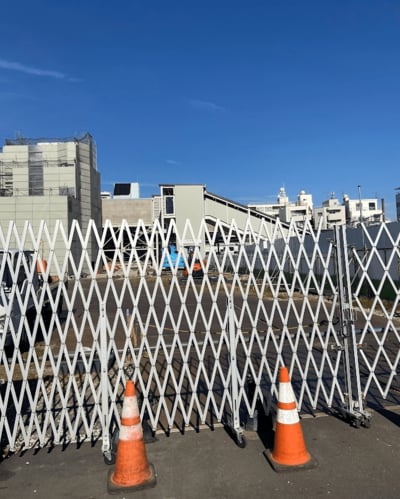 2025年11月時点では駅前広場はじゃばらで囲われている（撮影：筆者）