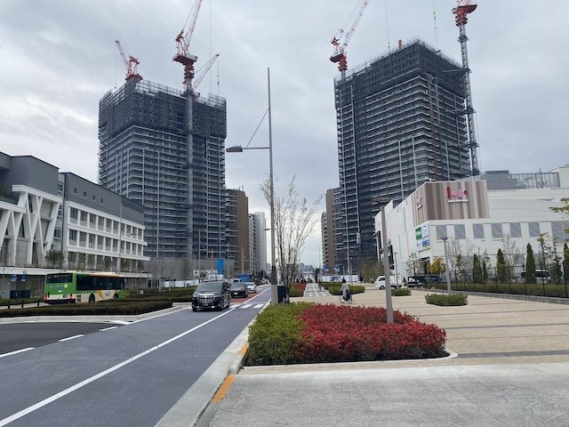 画像②入る
メインストリート沿いに建つ「HARUMI FLAG SKY DUO」（筆者撮影）