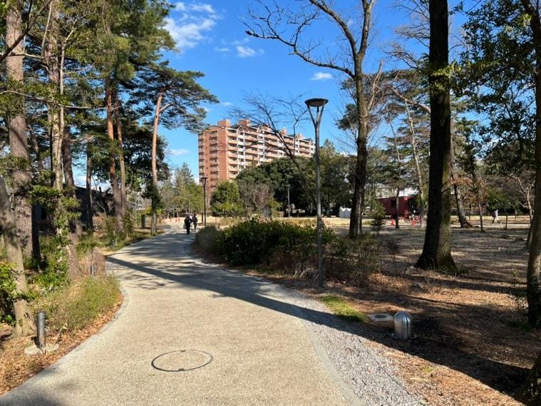 MUFGパークの様子。パーク内は散歩にも快適で、さわやかな緑地がひろがる。開園時間8:00～18:00（※7月1日～8月31日の期間中は8:00～20:00）（写真：筆者撮影）