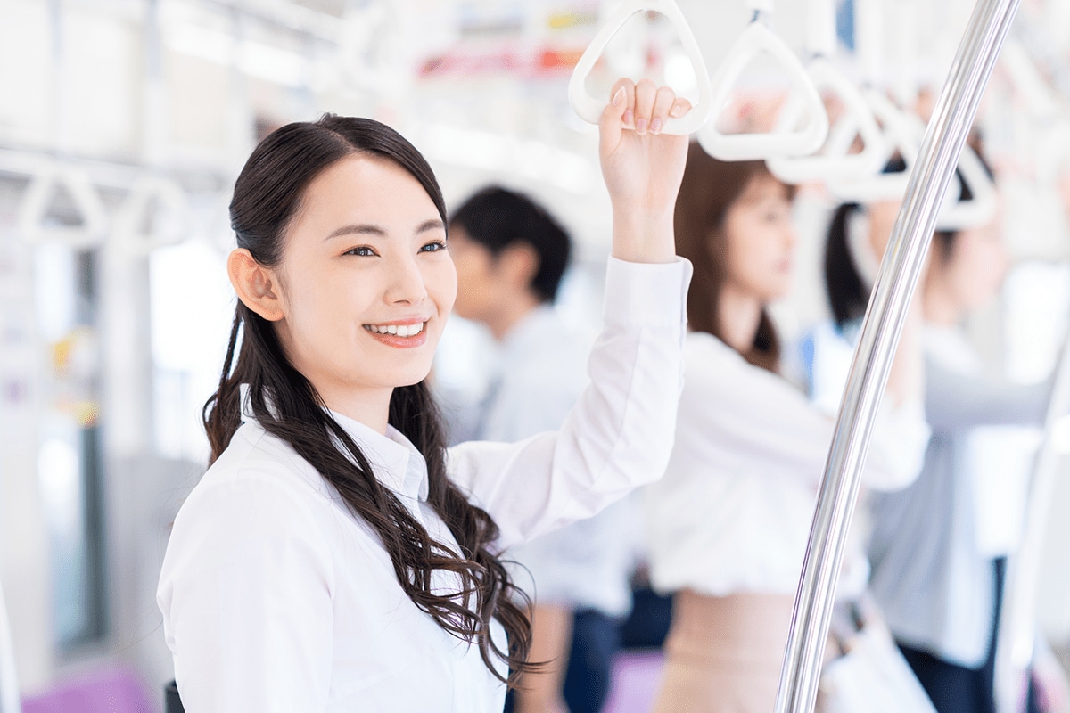 コロナ禍で通勤混雑率は低下している（出典：PIXTA）
