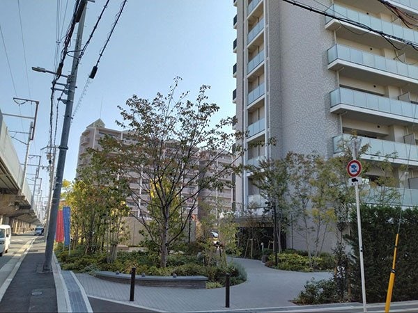 「ローレルスクエアosaka link」の現地北側のサブエントランスとノーステラス（筆者撮影）
