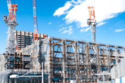 築古は、建て替えも視野に入れて検討する必要がある（画像：PIXTA）