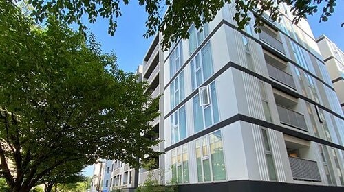 白い外観のマンションイメージ