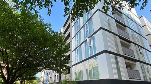 白い外観のマンションイメージ