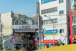 多くの店舗が立ち並び活気のある十条銀座商店街（出典：PIXTA) 