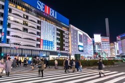 多くの商業施設が立ち並ぶ池袋駅前（出典：PIXTA）