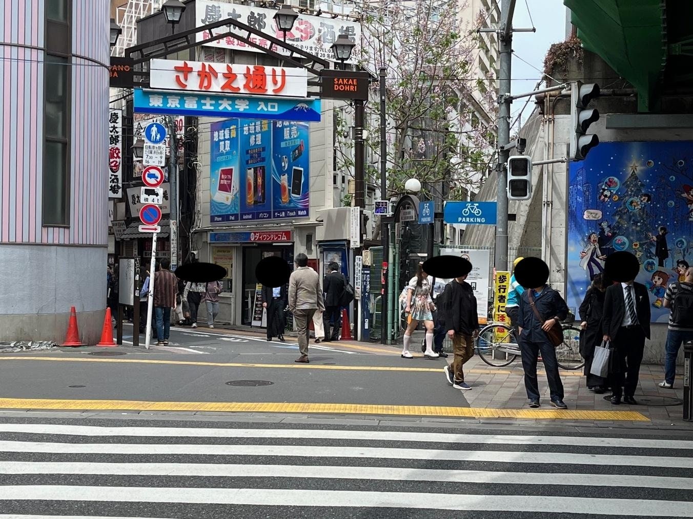 「パークシティ高田馬場」最寄りのJR高田馬場駅早稲田口を出たところの様子。目の前は早稲田通り（筆者撮影）