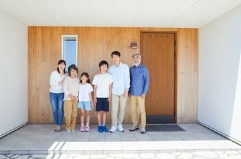玄関ポーチのリフォームは家族みんなでよく相談（出典：PIXTA）