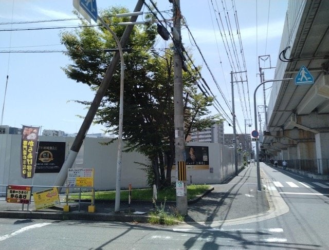 「プレサンスレジェンド上新庄」の建設地。右側高架が新幹線。現地は現在着工したばかりで完成は1年半先の2025年2月。