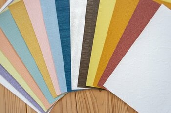 壁紙のサンプルで質感も確認しよう（出典：PIXTA）