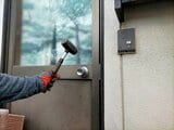 空き巣・強盗を寄せ付けない防犯グッズ7選を専門家が解説！　自宅が狙われないために必須の防犯対策とは？