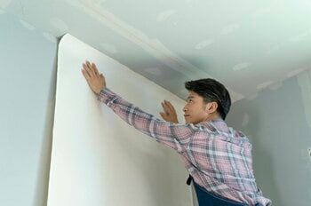 壁紙を自分で張り替えることもできるが、プロに任せるのが無難（出典：PIXTA）