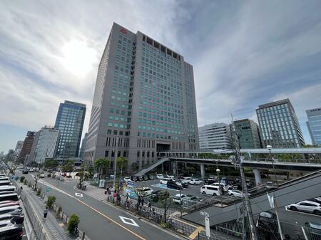 新大阪駅前のオフィスビル群の写真