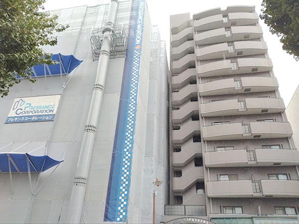「プレサンス ジェネ上前津」現地、南側（筆者撮影）