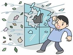台風によるマンションのガラス被害