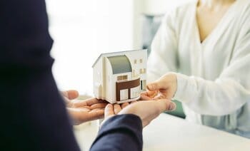 所有する空き家の対策①売却する