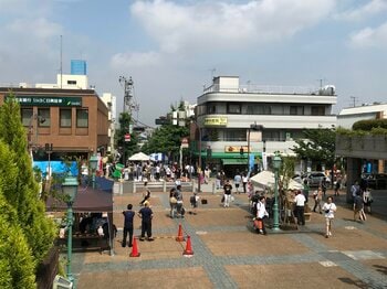 田園調布駅の東側は、下り坂で飲食店なども立ち並んでいる。
