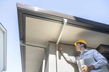屋根リフォーム時は外壁もあわせてメンテナンスしたい（出典：PIXTA）