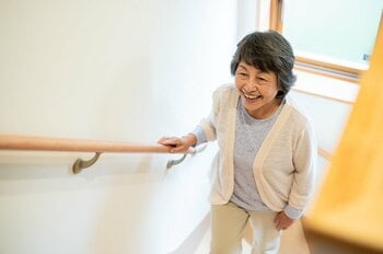 転倒防止のためにも、階段の手すりは重要だ（出典：PIXTA）