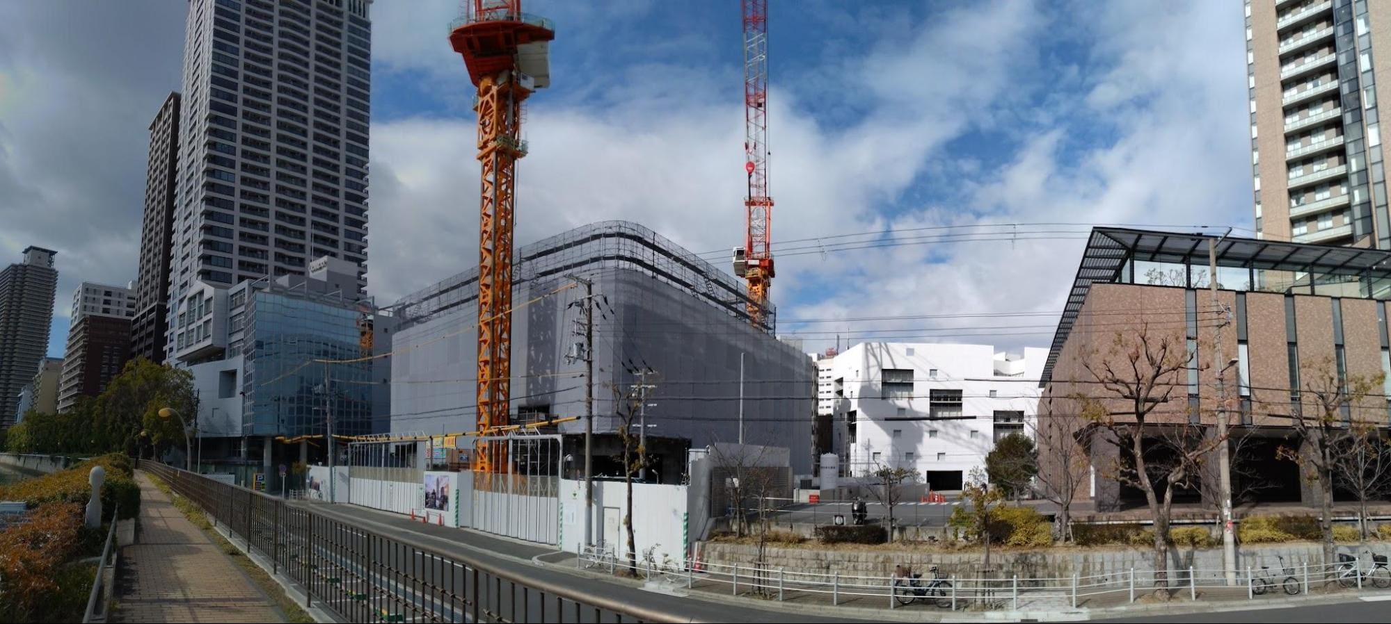 現地南東側からワイドスクリーン撮影。右は関電病院。（筆者撮影）
