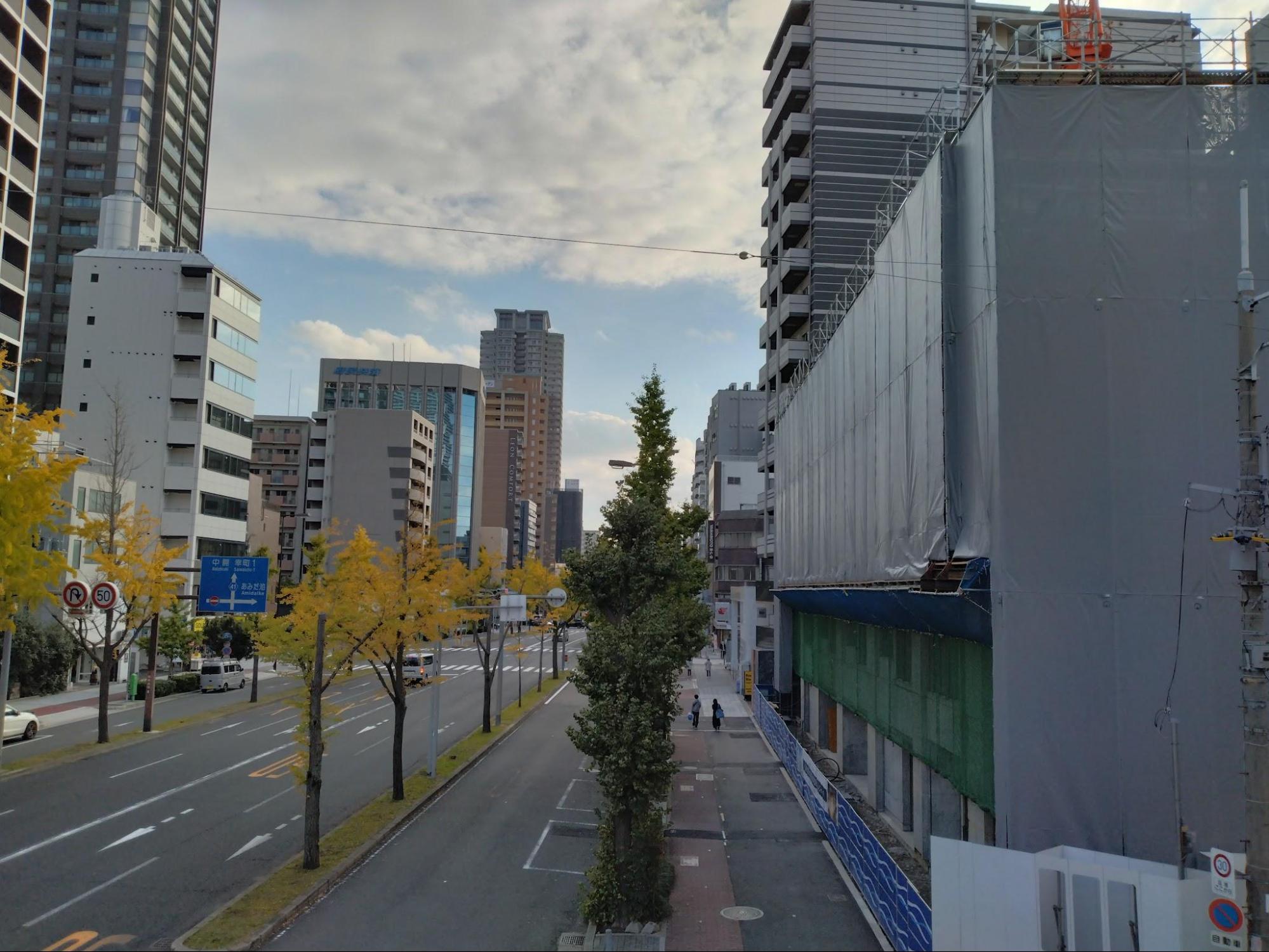 現地東側から、メインエントランス側（筆者撮影）