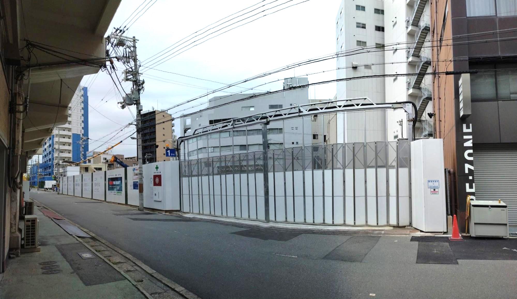 現地南側から、メインエントランス側（筆者撮影）