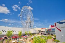 吹田市にある複合施設エキスポシティ　出典：Pixta