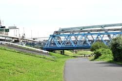 小菅駅近くの荒川橋梁（出典：PIXTA）