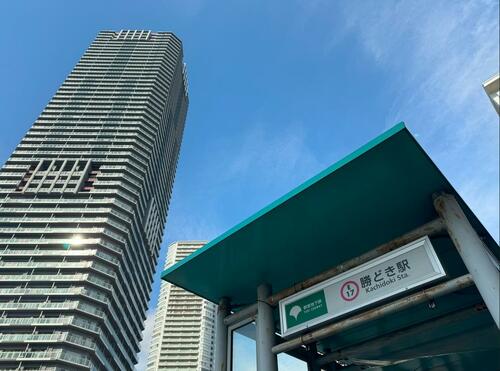 「ザ・豊海タワー マリン＆スカイ」の最寄り駅の都営大江戸線勝どき駅(2024年2月10日筆者撮影)