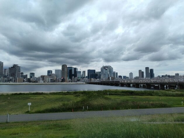淀川河川敷から対岸の梅田方面（筆者撮影）