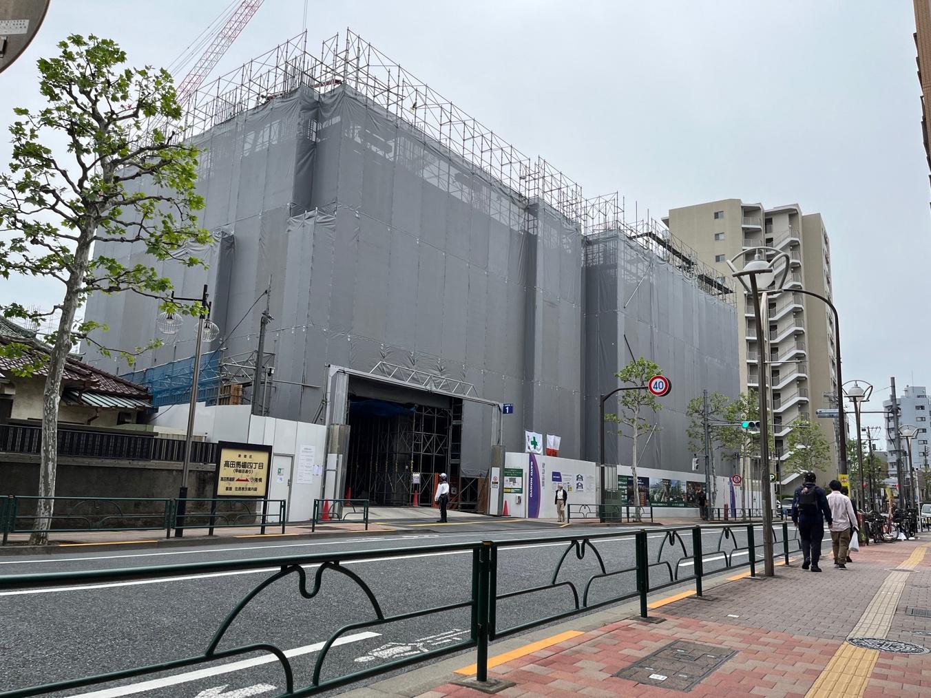 「パークシティ高田馬場」建設地を道路の向かい側から撮ったところ（筆者撮影）