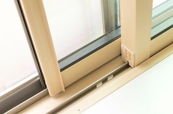 窓を二重サッシにして防音（出典：PIXTA）