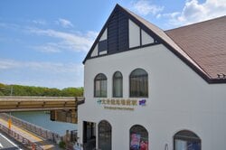 リニューアルした大井競馬場前駅の駅舎（出典：PIXTA）
