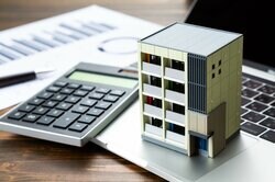 マンション売却、海外富裕層向けに相場の3割増しで値付けする