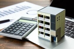 マンション売却、海外富裕層向けに相場の3割増しで値付けする
