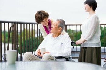ベランダのリフォームは家族みんなで相談（出典：PIXTA）