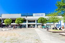 東京　葛西臨海公園駅　駅前広場（出典：PIXTA）