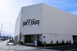 「HARUMI FLAG SKY DUO」のパビリオン（モデルルーム）の外観