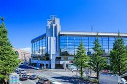 外苑側から見た信濃町駅の風景（出典：PIXTA）