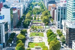 札幌市内の緑の癒やし空間である大通公園
  出典：Pixta