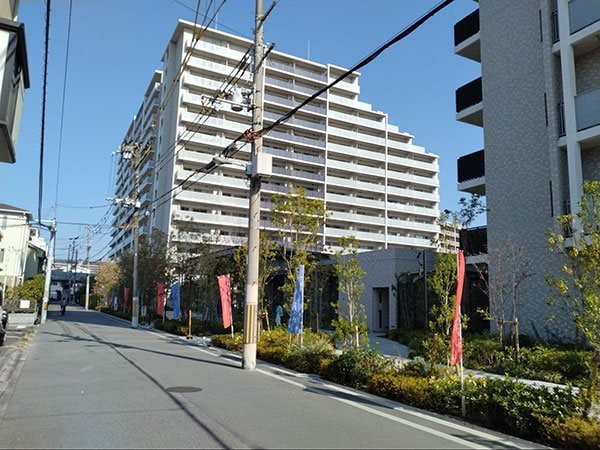 「ローレルスクエアosaka link」の現地西側のグランドエントランスとセンターテラス（筆者撮影）
